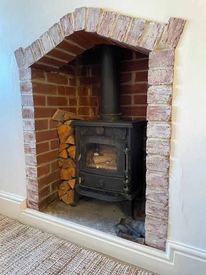 Hebe Cottage - Idyllic And Homely With Attention To Detail Atworth Bagian luar foto