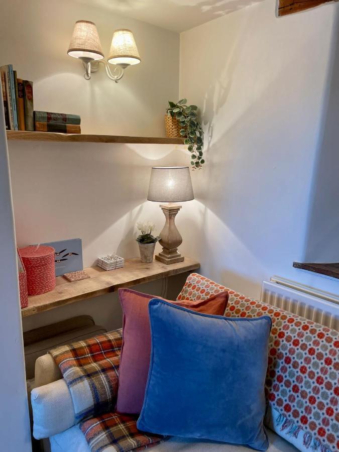 Hebe Cottage - Idyllic And Homely With Attention To Detail Atworth Bagian luar foto