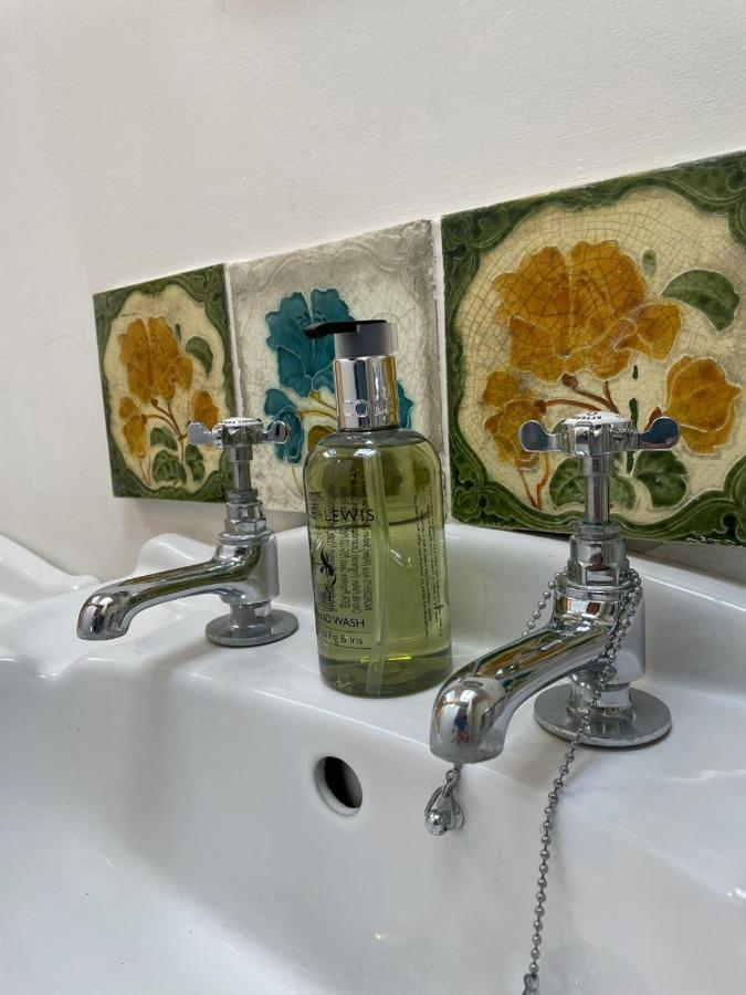 Hebe Cottage - Idyllic And Homely With Attention To Detail Atworth Bagian luar foto