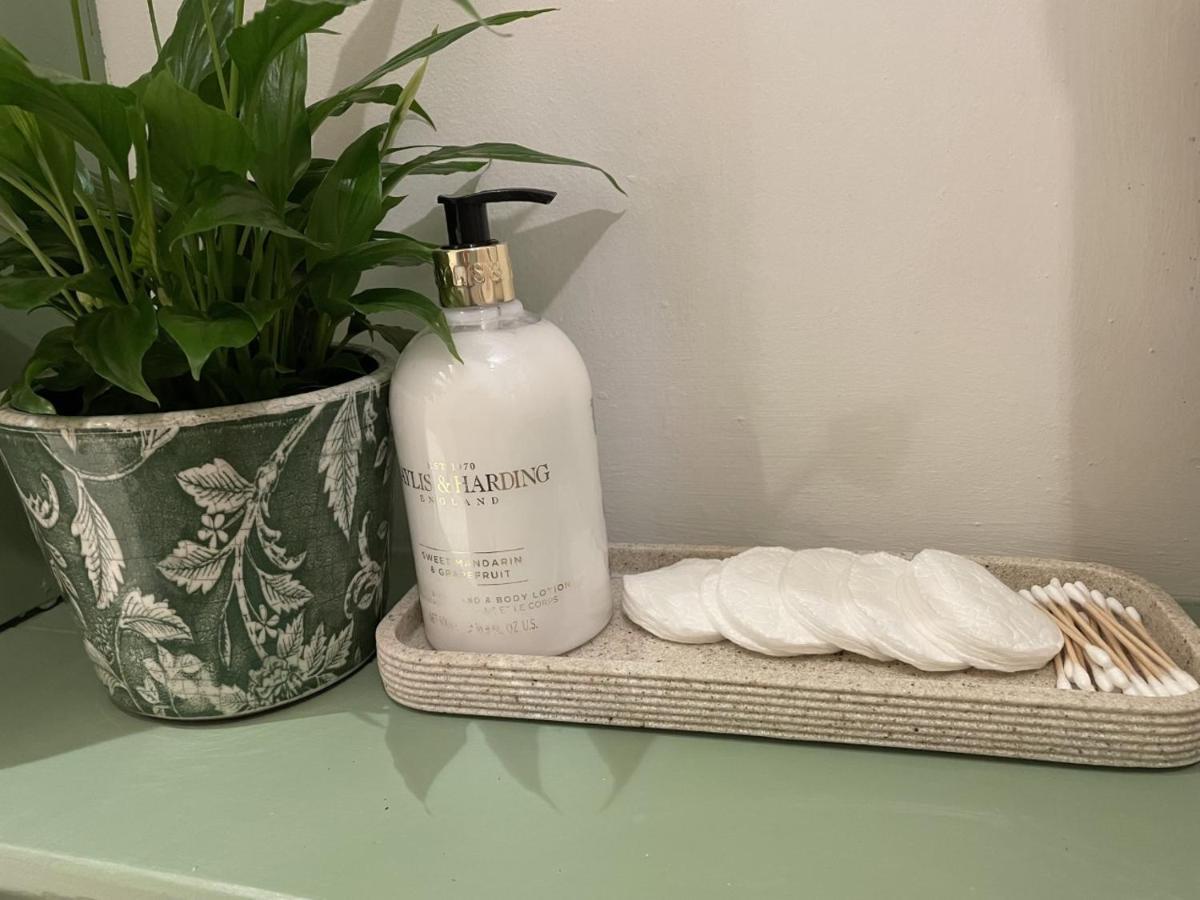 Hebe Cottage - Idyllic And Homely With Attention To Detail Atworth Bagian luar foto