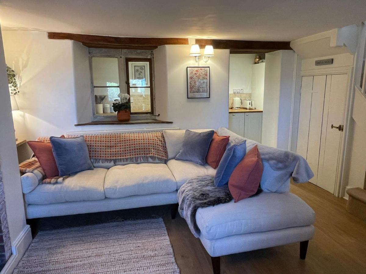 Hebe Cottage - Idyllic And Homely With Attention To Detail Atworth Bagian luar foto